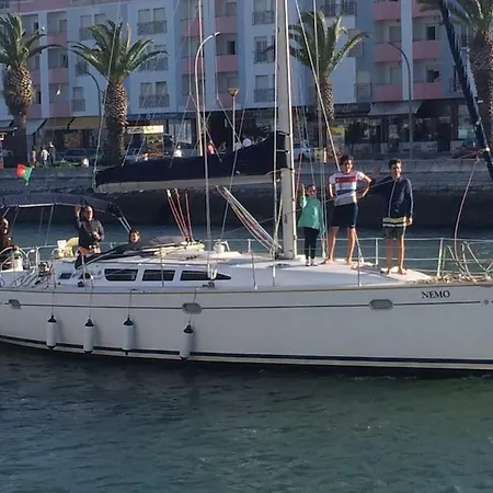 Sailing Yacht In Marina Úszó hotel *
