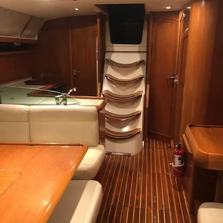 Sailing Yacht In Marina Úszó hotel *