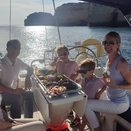 Sailing Yacht In Marina Hotel en barco *