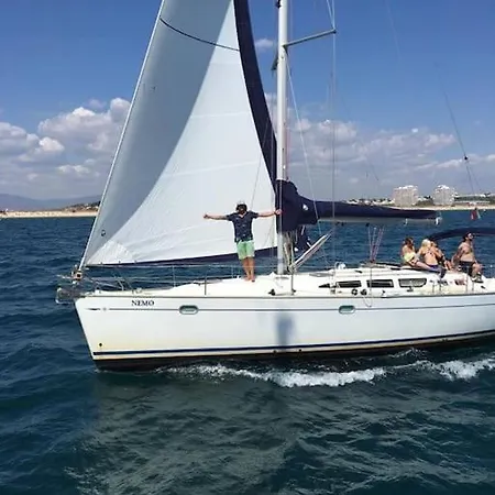 Sailing Yacht In Marina 船上ホテル