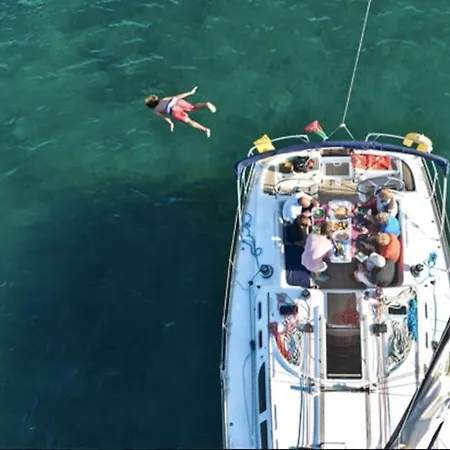 بوتيل Sailing Yacht In Marina