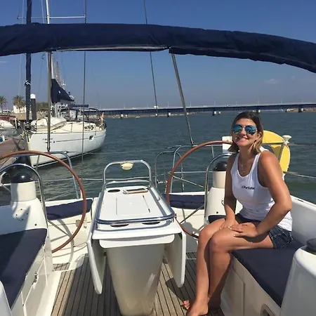 Sailing Yacht In Marina 船上ホテル