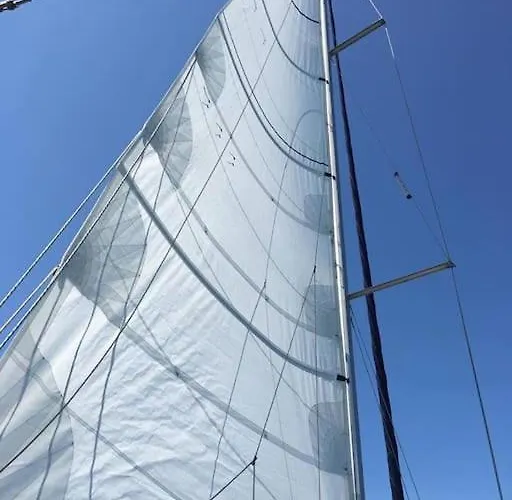 Sailing Yacht In Marina بوتيل *