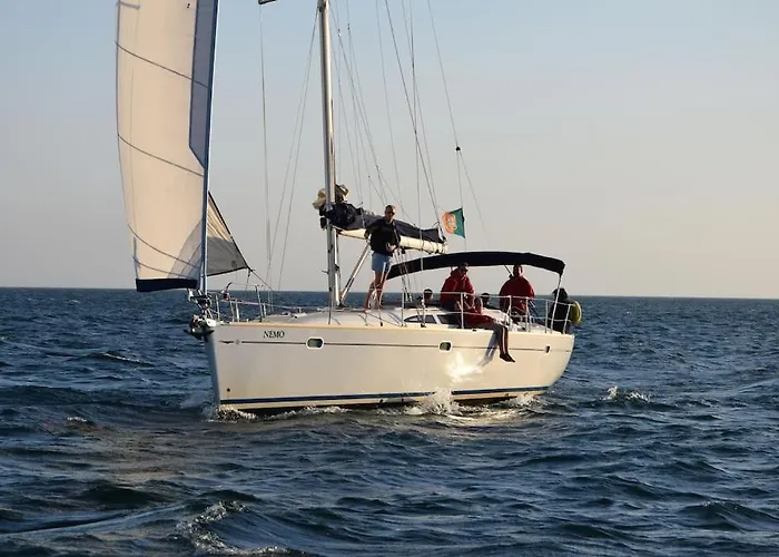 بوتيل Sailing Yacht In Marina بورتيماو