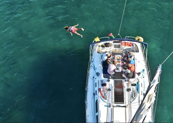 بوتيل Sailing Yacht In Marina