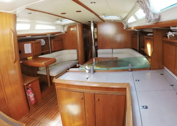 Sailing Yacht In Marina بوتيل بورتيماو