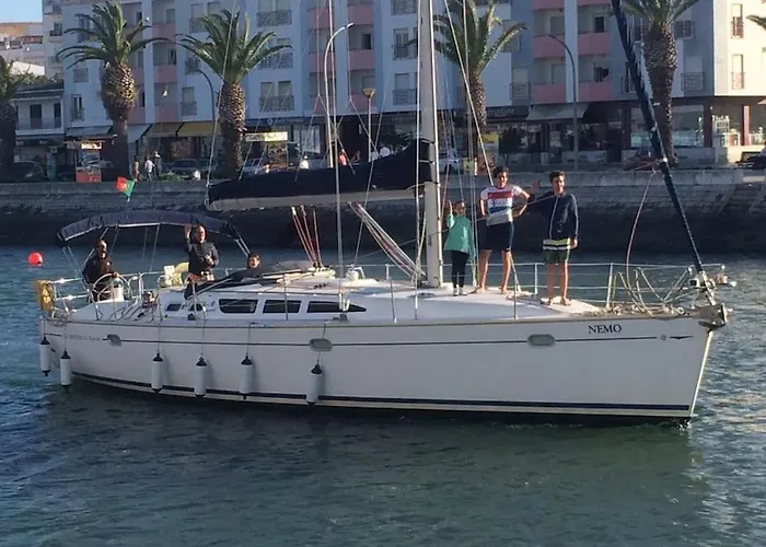 Sailing Yacht In Marina بوتيل *