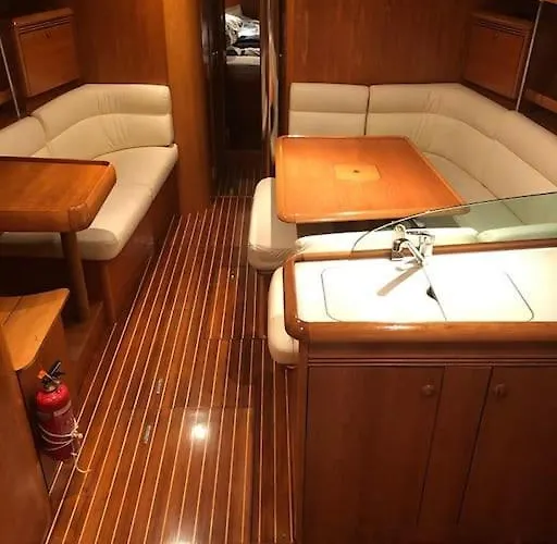 بوتيل Sailing Yacht In Marina بورتيماو