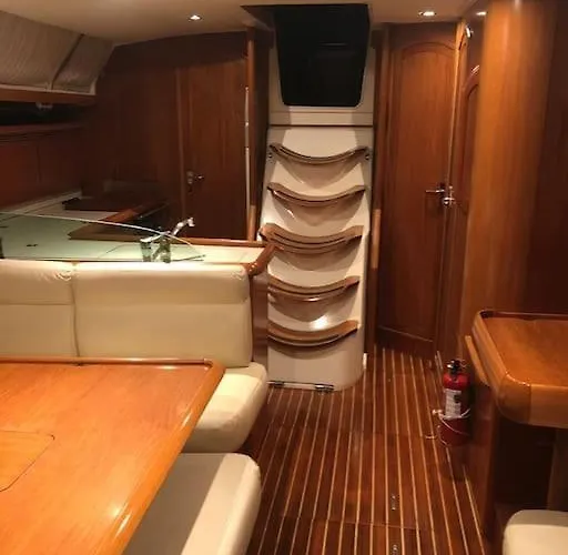 Sailing Yacht In Marina بوتيل *
